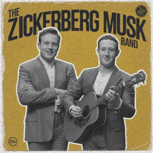 Ein Schwarz-Weiß-Bild zeigt zwei Männer in Anzügen vor einem gelben Hintergrund. Einer hält eine Akustikgitarre. Oben steht in großen Buchstaben: "THE ZICKERBERG MUSK BAND". Unten links ist ein kleines Logo: "HERITAGE ROCKS". Aber: leicht verrauscht!