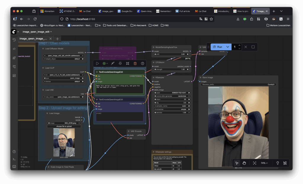 Das Bild zeigt einen Screenshot von Comfy UI in einem Browser: Programm-Module werden wie in einem Schaltkasten mit Verbindungen aneinander gehängt. Links gibt es Module mit Verbindungen, darunter "Step 1: Load models" und "Step 2: Upload image for editing". Im rechten Bereich ist ein bearbeitetes Bild einer Person, die ein großes Lächeln zeigt und eine rote Clownsnase sowie Clowns-Makeup hat. Oberhalb des bearbeiteten Bildes steht "Run". Zitate des lesbaren Textes: - "Make this person smile with a big grin, and give him the red nose of a clown." - "Step 1: Load models" - "Step 2: Upload image for editing"