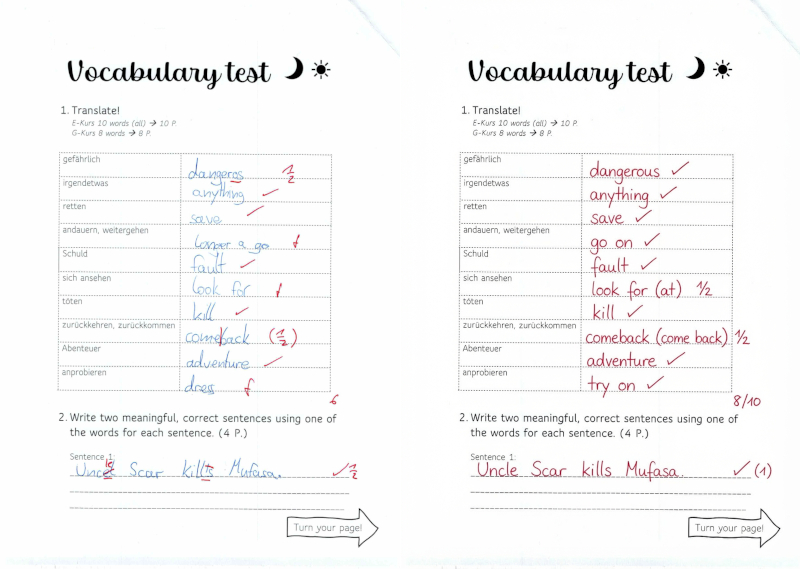 Zwei Vokabeltests sind nebeneinander zu sehen. Jeder Test enthält eine Liste deutscher Wörter mit englischen Übersetzungen. Die Übersetzungen sind überprüft und mit Häkchen oder Korrekturen versehen. Im unteren Bereich ist die Aufgabe, zwei sinnvolle Sätze mit den Vokabeln zu schreiben. Ein Satz lautet: "Uncle Scar kills Mufasa" und ist korrekt markiert. Der linke Test hat 5 von 10 Punkten, der rechte 8 von 10.
