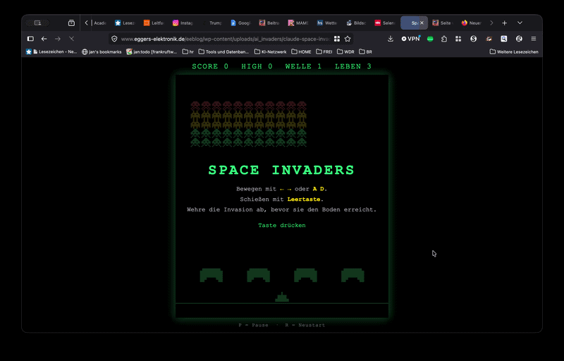 Claude-Code-Invaders-Gameplay: Ein Bildschirmfoto eines Computerspiels im Retro-Design. Oben steht: "SCORE 0 HIGH 0 WELLE 1 LEBEN 3". In der Mitte sind Pixelgrafiken von außerirdischen Figuren in Reihen angeordnet. Darunter steht in grüner Schrift: "SPACE INVADERS". Es folgen Anweisungen: "Bewegen mit ← → oder A D. Schießen mit Leertaste. Wehre die Invasion ab, bevor sie den Boden erreicht." In der Mitte steht "Taste drücken" in grüner Schrift. Unten sind pixelige Schutzbarrieren und ein Raumschiff zu sehen.