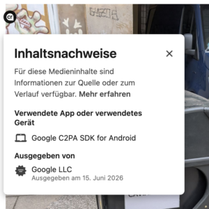 Ein Informationsfenster zeigt Details zu Inhaltsnachweisen. Der Text lautet: "Inhaltsnachweise. Für diese Medieninhalte sind Informationen zur Quelle oder zum Verlauf verfügbar. Mehr erfahren. Verwendete App oder verwendetes Gerät: Google C2PA SDK for Android. Ausgegeben von: Google LLC, Ausgegeben am 15. Juni 2026." Im Hintergrund sind Teile eines Autos und eine bemalte Wand zu sehen.